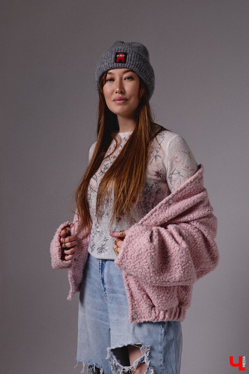 Агент по работе с Китаем Алина Алексеева уверена: совершенно неважно, что на тебе надето. Главное — твоя энергетика. Мэрилин Монро выглядела привлекательно даже в мешке из-под картошки. Вот и наша героиня не зацикливается на обновках. Она выбирает удобные качественные вещи по вкусу, причем большая часть из них мужские.