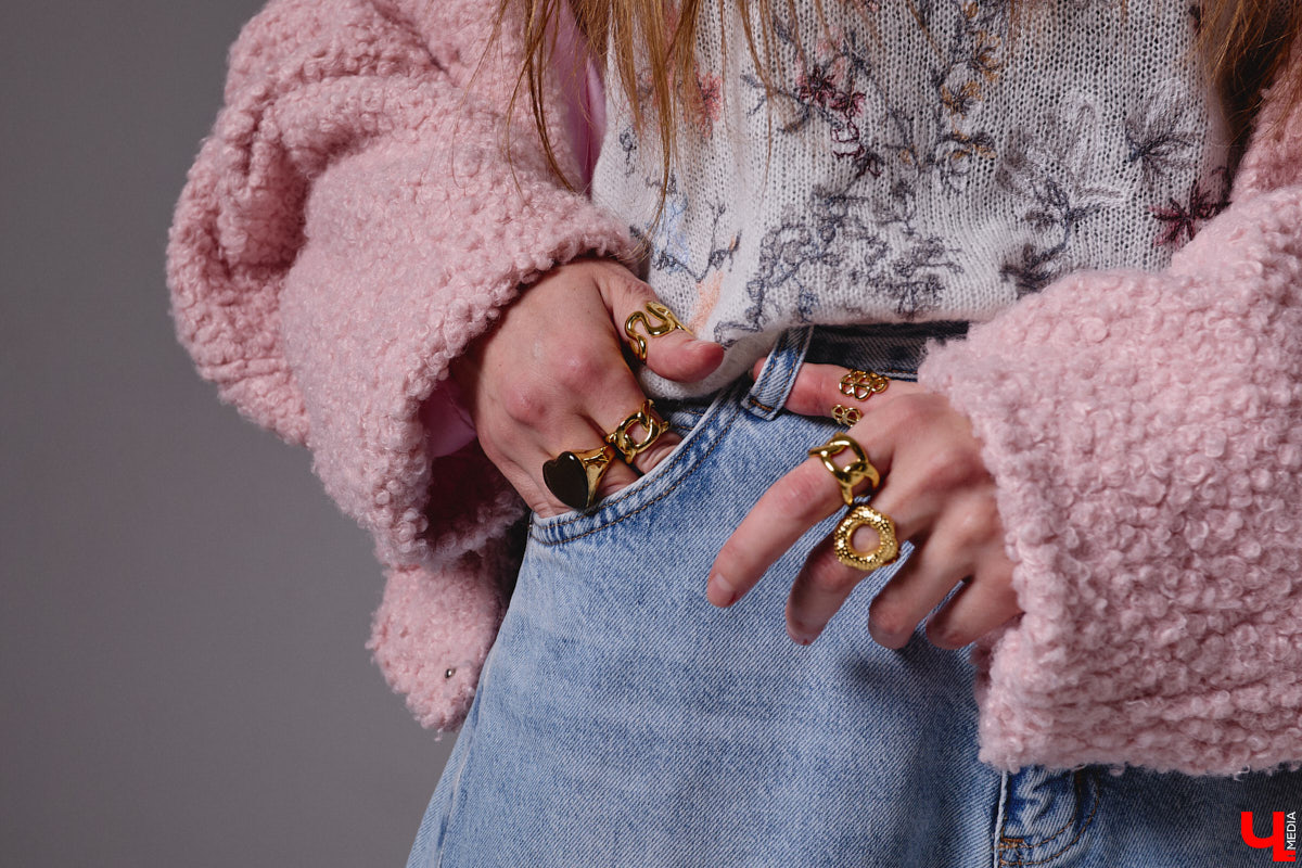 Агент по работе с Китаем Алина Алексеева уверена: совершенно неважно, что на тебе надето. Главное — твоя энергетика. Мэрилин Монро выглядела привлекательно даже в мешке из-под картошки. Вот и наша героиня не зацикливается на обновках. Она выбирает удобные качественные вещи по вкусу, причем большая часть из них мужские.