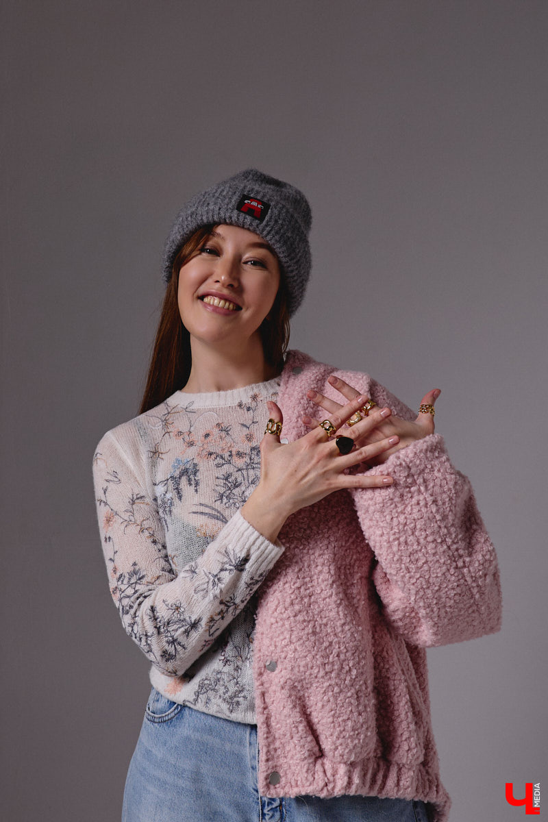 Агент по работе с Китаем Алина Алексеева уверена: совершенно неважно, что на тебе надето. Главное — твоя энергетика. Мэрилин Монро выглядела привлекательно даже в мешке из-под картошки. Вот и наша героиня не зацикливается на обновках. Она выбирает удобные качественные вещи по вкусу, причем большая часть из них мужские.