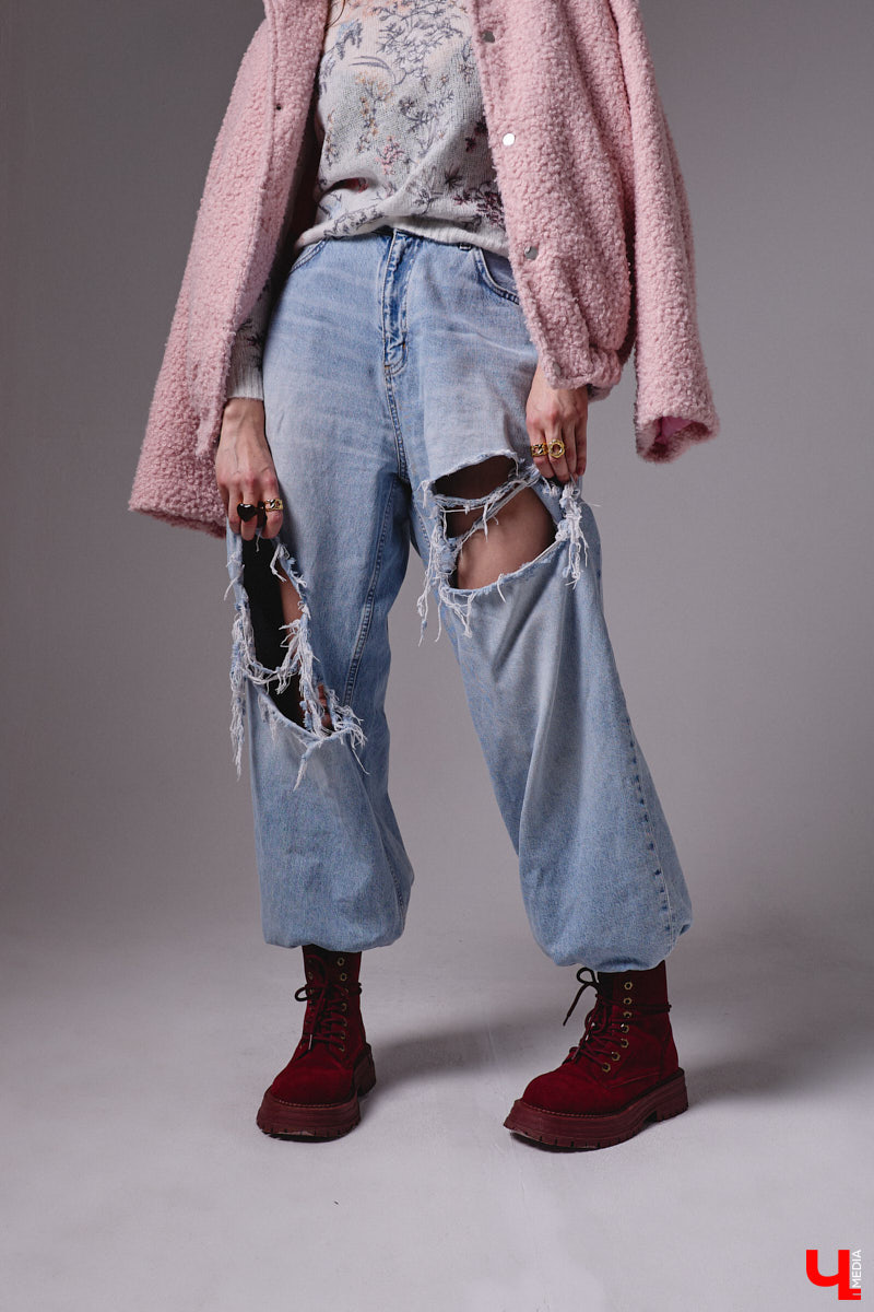 Агент по работе с Китаем Алина Алексеева уверена: совершенно неважно, что на тебе надето. Главное — твоя энергетика. Мэрилин Монро выглядела привлекательно даже в мешке из-под картошки. Вот и наша героиня не зацикливается на обновках. Она выбирает удобные качественные вещи по вкусу, причем большая часть из них мужские.