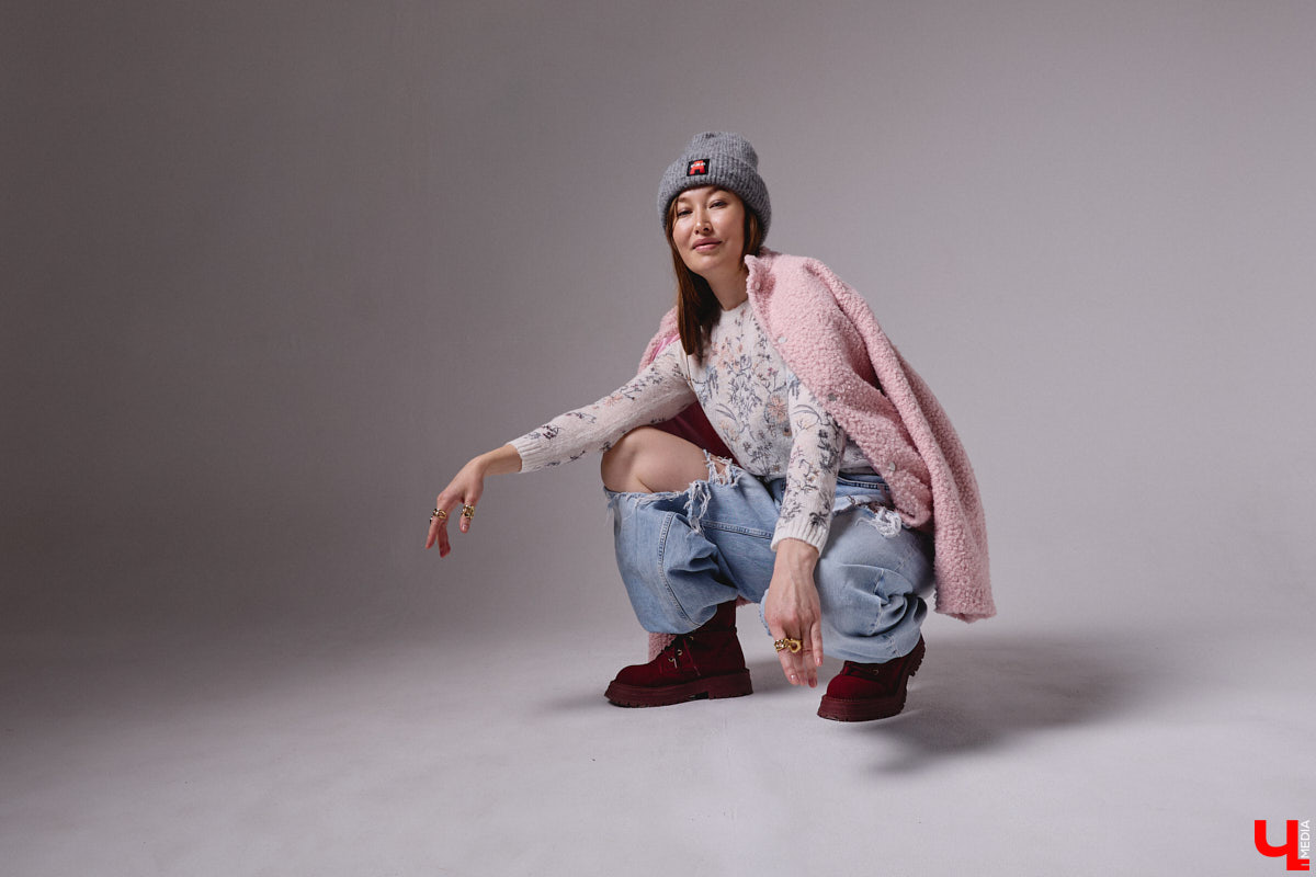 Агент по работе с Китаем Алина Алексеева уверена: совершенно неважно, что на тебе надето. Главное — твоя энергетика. Мэрилин Монро выглядела привлекательно даже в мешке из-под картошки. Вот и наша героиня не зацикливается на обновках. Она выбирает удобные качественные вещи по вкусу, причем большая часть из них мужские.