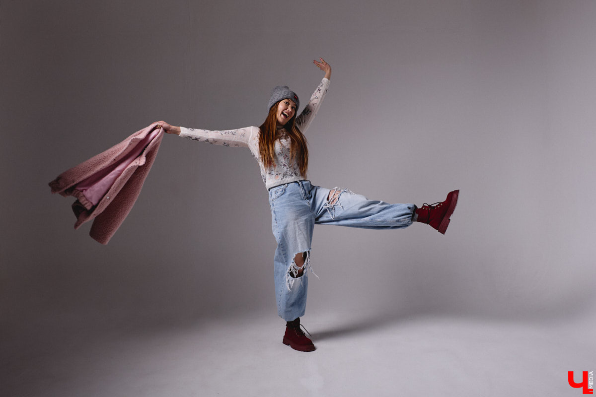 Агент по работе с Китаем Алина Алексеева уверена: совершенно неважно, что на тебе надето. Главное — твоя энергетика. Мэрилин Монро выглядела привлекательно даже в мешке из-под картошки. Вот и наша героиня не зацикливается на обновках. Она выбирает удобные качественные вещи по вкусу, причем большая часть из них мужские.