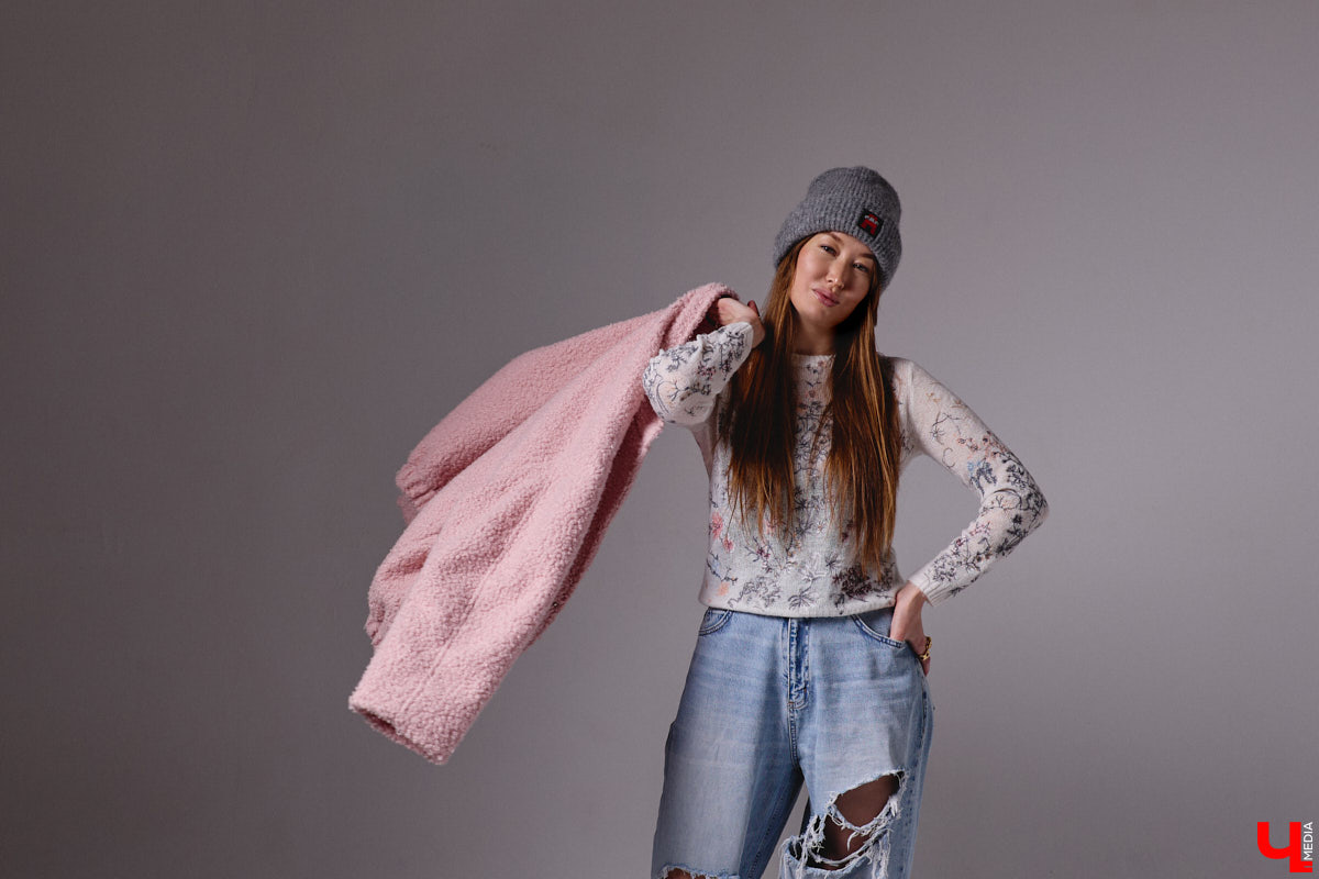 Агент по работе с Китаем Алина Алексеева уверена: совершенно неважно, что на тебе надето. Главное — твоя энергетика. Мэрилин Монро выглядела привлекательно даже в мешке из-под картошки. Вот и наша героиня не зацикливается на обновках. Она выбирает удобные качественные вещи по вкусу, причем большая часть из них мужские.