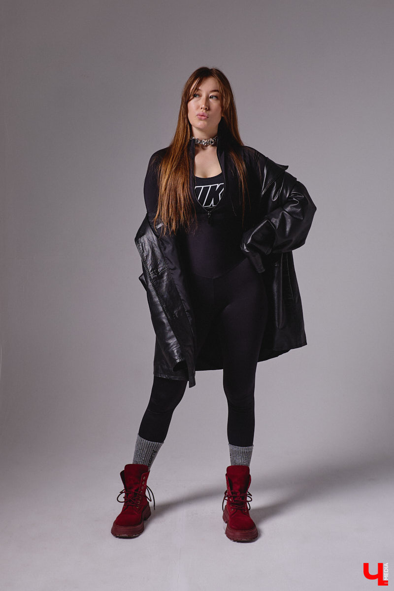 Агент по работе с Китаем Алина Алексеева уверена: совершенно неважно, что на тебе надето. Главное — твоя энергетика. Мэрилин Монро выглядела привлекательно даже в мешке из-под картошки. Вот и наша героиня не зацикливается на обновках. Она выбирает удобные качественные вещи по вкусу, причем большая часть из них мужские.