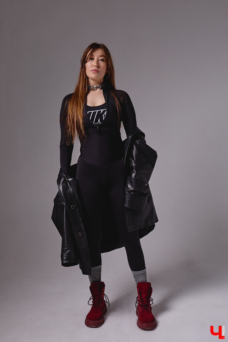 Агент по работе с Китаем Алина Алексеева уверена: совершенно неважно, что на тебе надето. Главное — твоя энергетика. Мэрилин Монро выглядела привлекательно даже в мешке из-под картошки. Вот и наша героиня не зацикливается на обновках. Она выбирает удобные качественные вещи по вкусу, причем большая часть из них мужские.