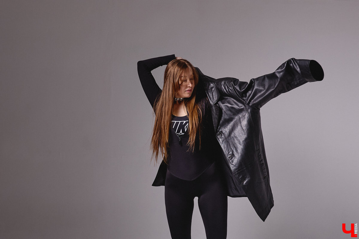 Агент по работе с Китаем Алина Алексеева уверена: совершенно неважно, что на тебе надето. Главное — твоя энергетика. Мэрилин Монро выглядела привлекательно даже в мешке из-под картошки. Вот и наша героиня не зацикливается на обновках. Она выбирает удобные качественные вещи по вкусу, причем большая часть из них мужские.