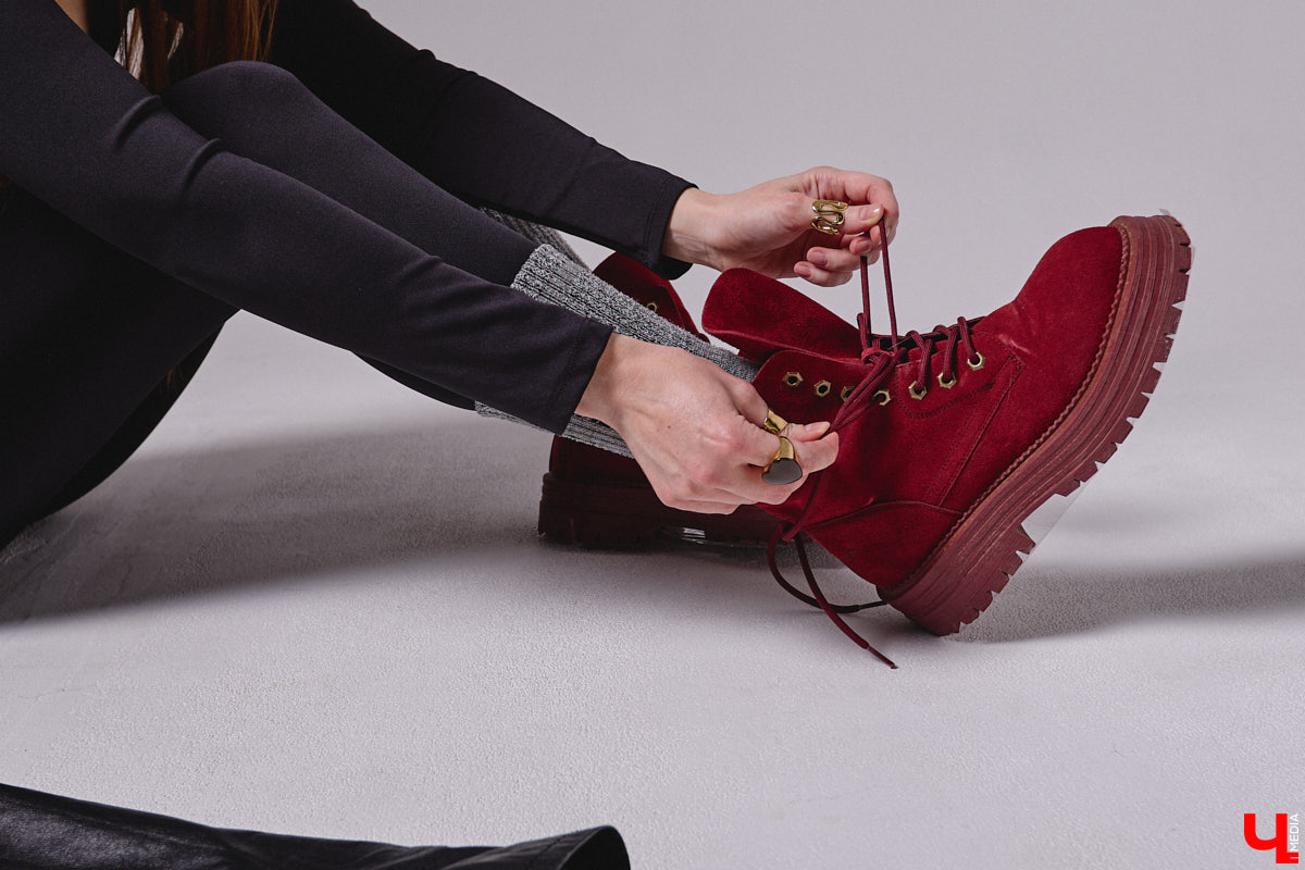 Агент по работе с Китаем Алина Алексеева уверена: совершенно неважно, что на тебе надето. Главное — твоя энергетика. Мэрилин Монро выглядела привлекательно даже в мешке из-под картошки. Вот и наша героиня не зацикливается на обновках. Она выбирает удобные качественные вещи по вкусу, причем большая часть из них мужские.