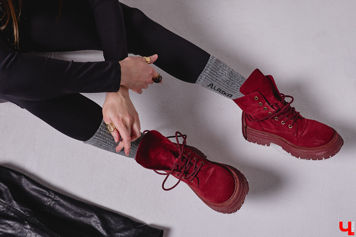 Агент по работе с Китаем Алина Алексеева уверена: совершенно неважно, что на тебе надето. Главное — твоя энергетика. Мэрилин Монро выглядела привлекательно даже в мешке из-под картошки. Вот и наша героиня не зацикливается на обновках. Она выбирает удобные качественные вещи по вкусу, причем большая часть из них мужские.