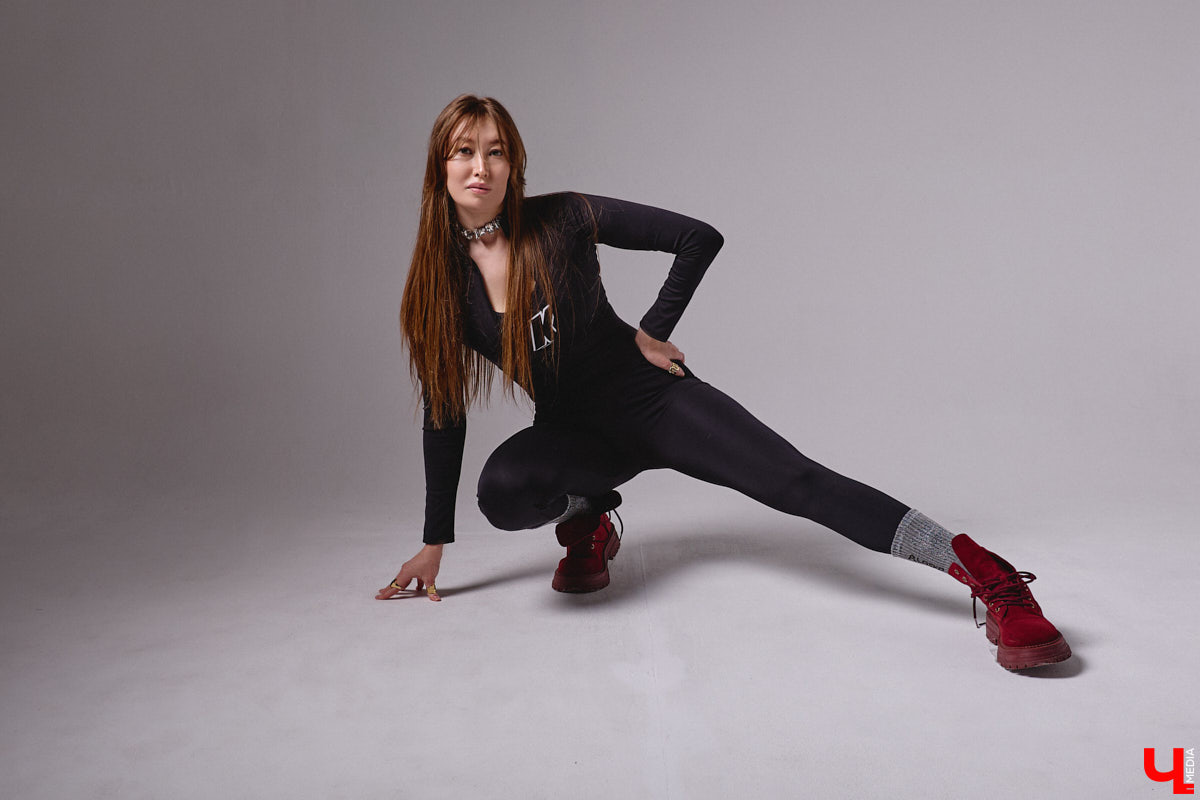 Агент по работе с Китаем Алина Алексеева уверена: совершенно неважно, что на тебе надето. Главное — твоя энергетика. Мэрилин Монро выглядела привлекательно даже в мешке из-под картошки. Вот и наша героиня не зацикливается на обновках. Она выбирает удобные качественные вещи по вкусу, причем большая часть из них мужские.