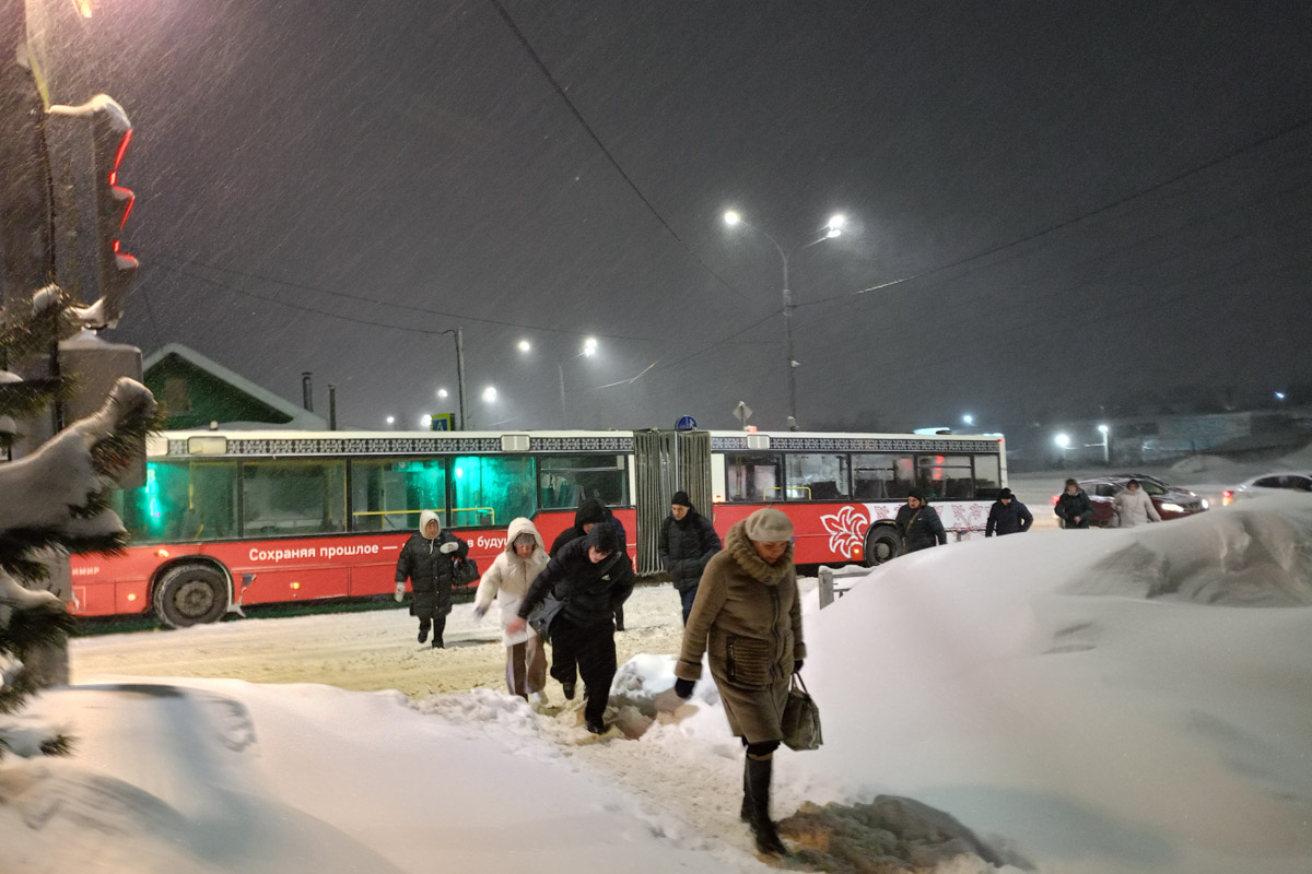 Владимир пережил самый настоящий транспортный коллапс. К снежному армагеддону, затормозившему движение сразу на всех улицах, добавился рухнувший на улице Погодина столб контактной сети. В результате микрорайон Доброе буквально парализовало. Жителям областного центра пришлось штурмовать переполненные автобусы, коротать время в пробках и на остановках или добираться до дома пешком. Комментарии очевидцев — в нашем щедром на эмоции репортаже.
