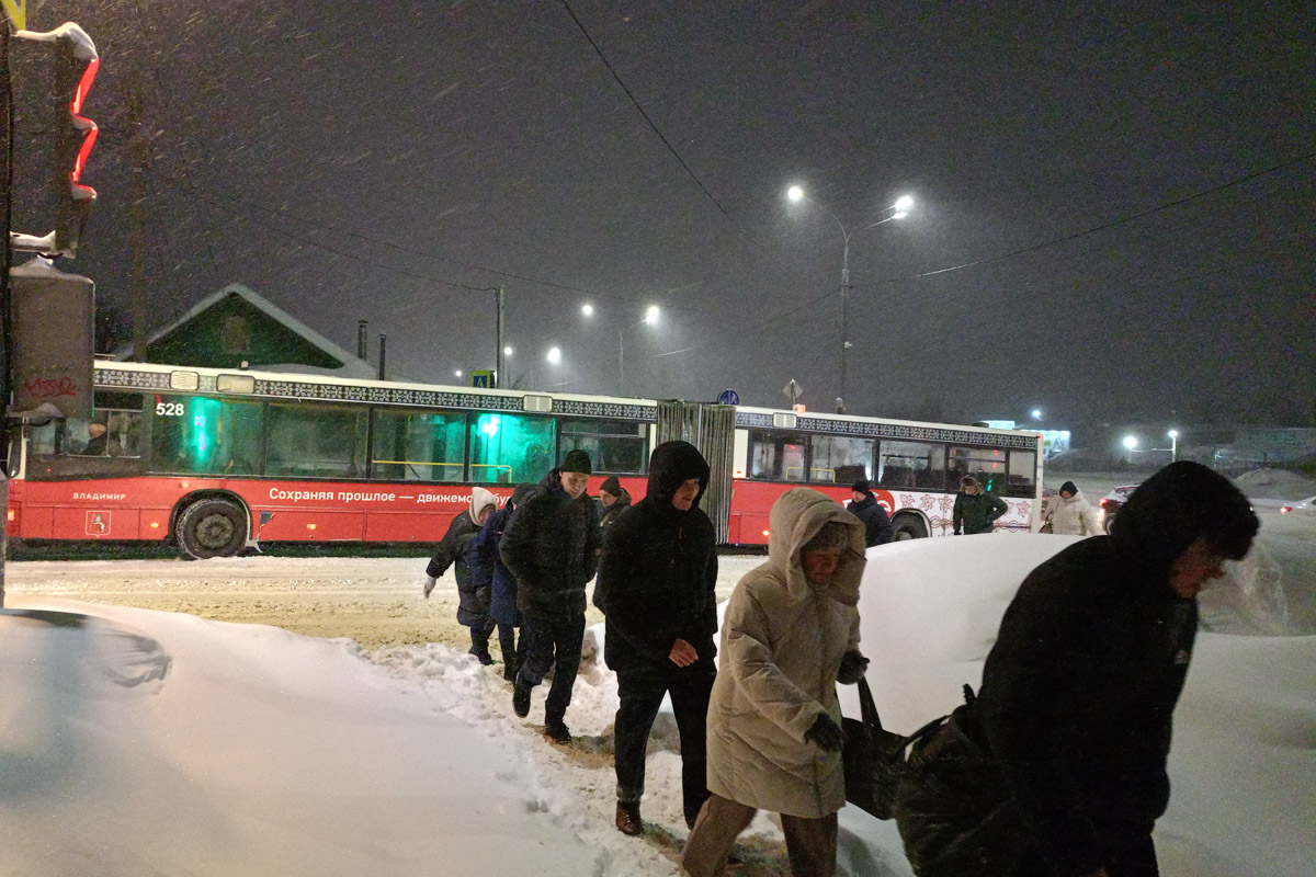 Владимир пережил самый настоящий транспортный коллапс. К снежному армагеддону, затормозившему движение сразу на всех улицах, добавился рухнувший на улице Погодина столб контактной сети. В результате микрорайон Доброе буквально парализовало. Жителям областного центра пришлось штурмовать переполненные автобусы, коротать время в пробках и на остановках или добираться до дома пешком. Комментарии очевидцев — в нашем щедром на эмоции репортаже.