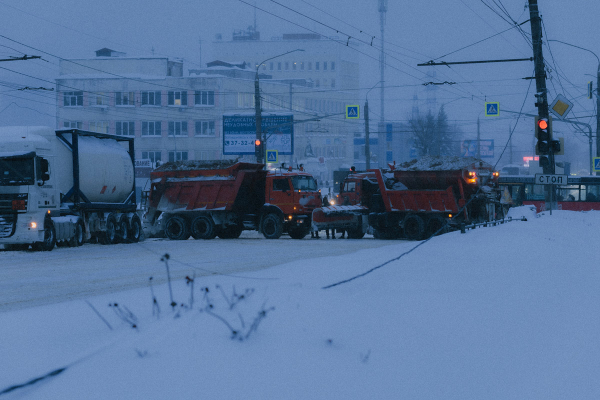 Владимир пережил самый настоящий транспортный коллапс. К снежному армагеддону, затормозившему движение сразу на всех улицах, добавился рухнувший на улице Погодина столб контактной сети. В результате микрорайон Доброе буквально парализовало. Жителям областного центра пришлось штурмовать переполненные автобусы, коротать время в пробках и на остановках или добираться до дома пешком. Комментарии очевидцев — в нашем щедром на эмоции репортаже.