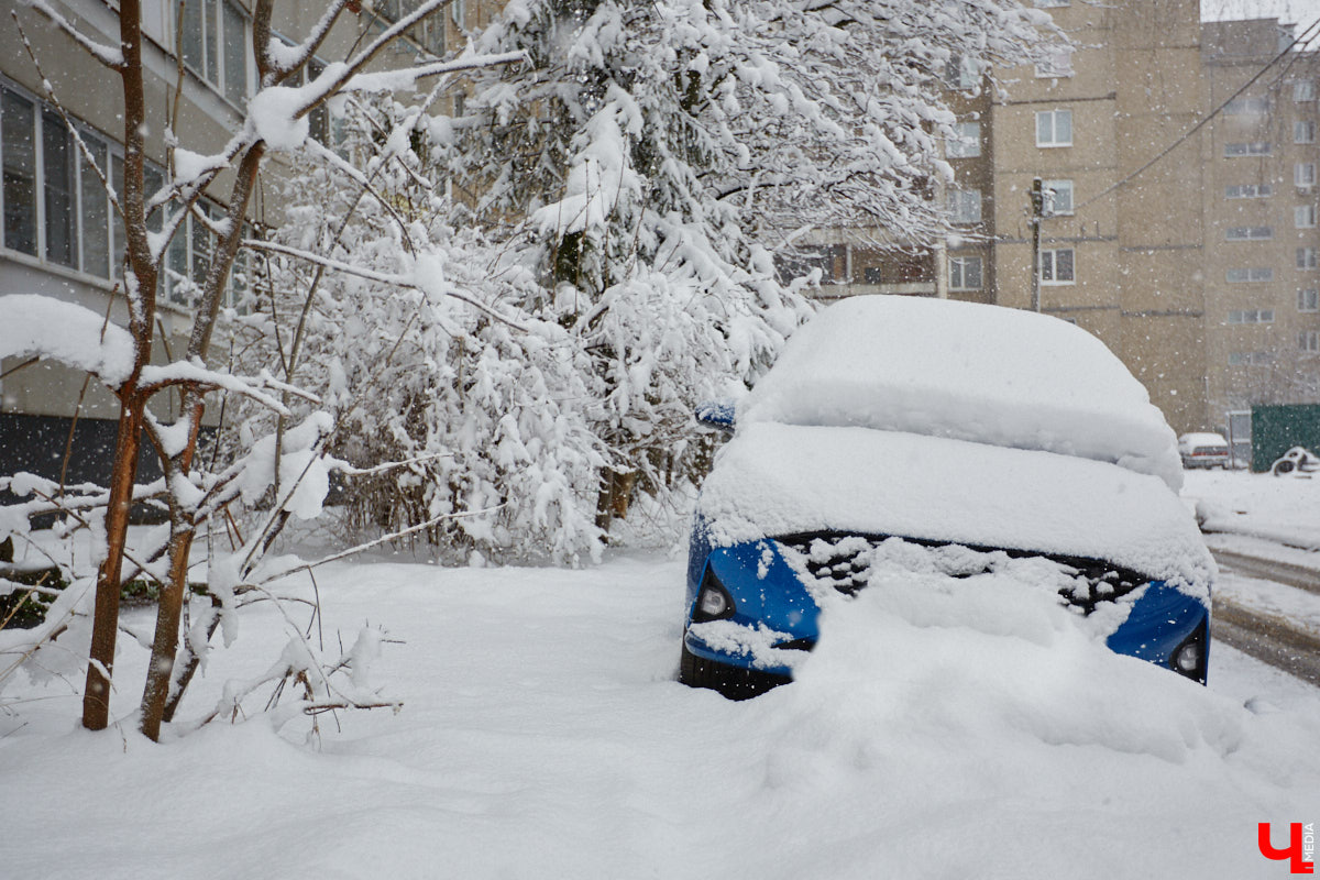 Владимир пережил самый настоящий транспортный коллапс. К снежному армагеддону, затормозившему движение сразу на всех улицах, добавился рухнувший на улице Погодина столб контактной сети. В результате микрорайон Доброе буквально парализовало. Жителям областного центра пришлось штурмовать переполненные автобусы, коротать время в пробках и на остановках или добираться до дома пешком. Комментарии очевидцев — в нашем щедром на эмоции репортаже.