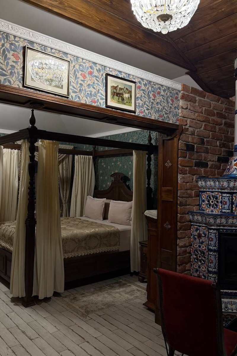 Ходят слухи, что в Суздале можно бюджетно отдохнуть, но Алеся Лещукова из Сочи и ее родная сестра Марина из Москвы решили не экономить. Они приехали в старинный город на три дня, чтобы душа запела, поэтому ни в чем себе не отказывали. Какими вышли эти каникулы по-богатому, узнал «Ключ-Медиа».