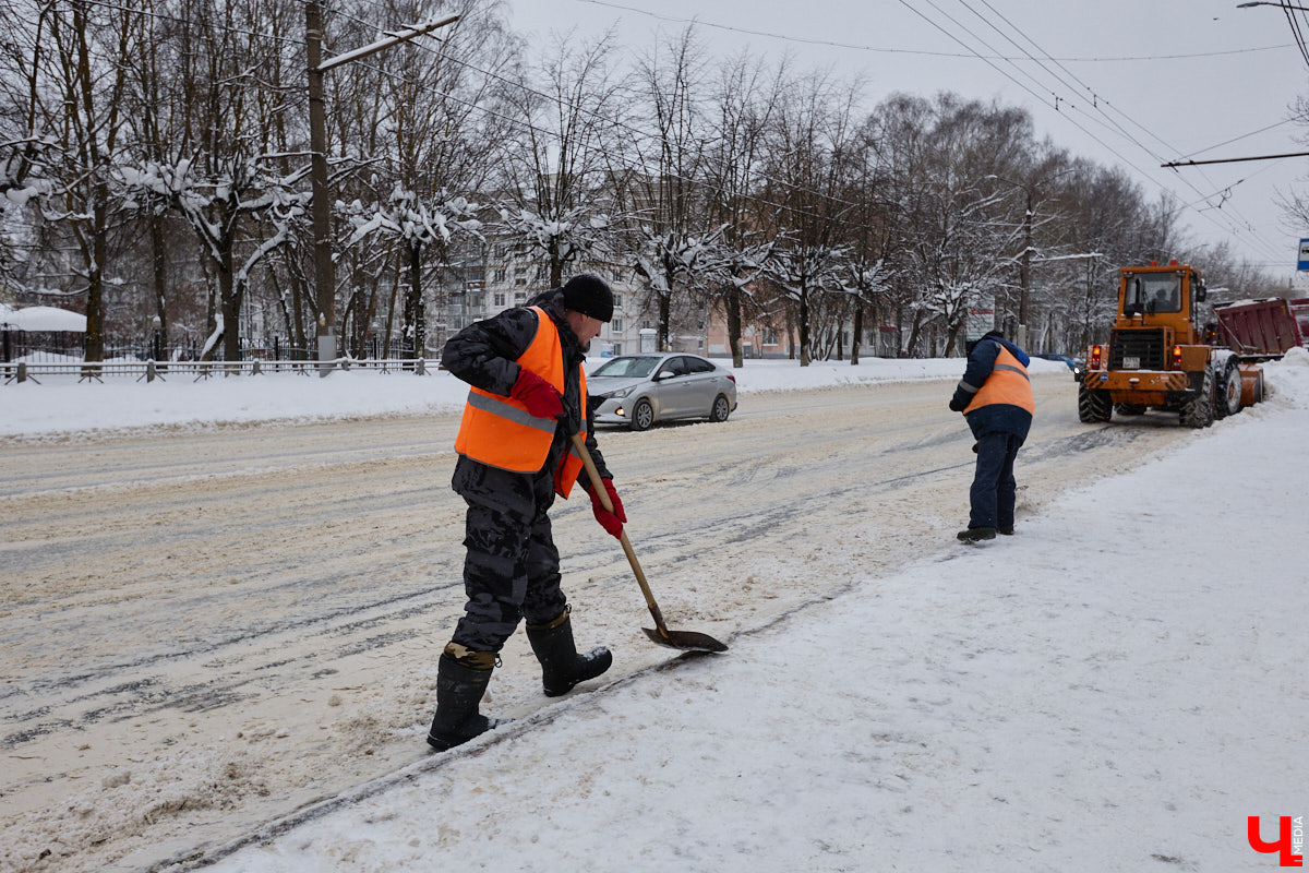 Прошедший январь стал для Владимира самым снежным за последние 200 лет. Коммунальные службы регулярно очищают улицы от обрушившихся на землю твердых осадков, а затем вывозят из города тысячи кубов ледяной массы. Мы решили принять участие в процессе и узнать, кто и как чистит областной центр, а главное, куда из него исчезает снег.