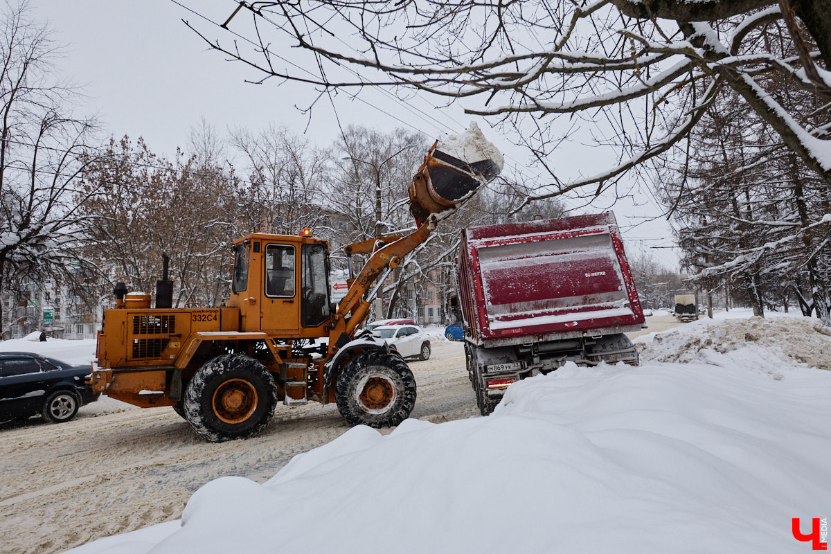 Прошедший январь стал для Владимира самым снежным за последние 200 лет. Коммунальные службы регулярно очищают улицы от обрушившихся на землю твердых осадков, а затем вывозят из города тысячи кубов ледяной массы. Мы решили принять участие в процессе и узнать, кто и как чистит областной центр, а главное, куда из него исчезает снег.