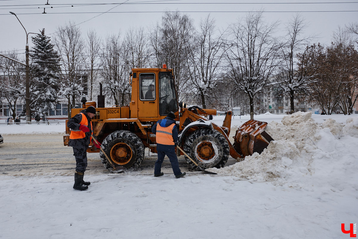 Прошедший январь стал для Владимира самым снежным за последние 200 лет. Коммунальные службы регулярно очищают улицы от обрушившихся на землю твердых осадков, а затем вывозят из города тысячи кубов ледяной массы. Мы решили принять участие в процессе и узнать, кто и как чистит областной центр, а главное, куда из него исчезает снег.