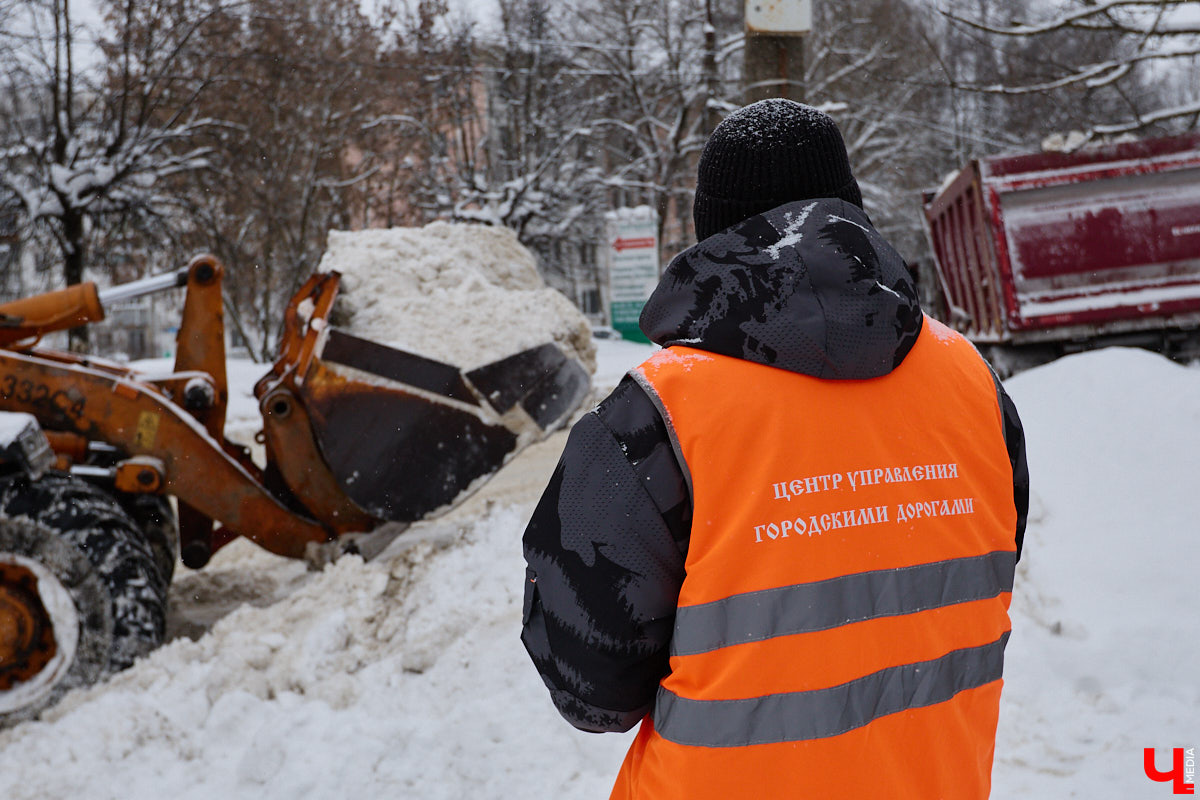 Прошедший январь стал для Владимира самым снежным за последние 200 лет. Коммунальные службы регулярно очищают улицы от обрушившихся на землю твердых осадков, а затем вывозят из города тысячи кубов ледяной массы. Мы решили принять участие в процессе и узнать, кто и как чистит областной центр, а главное, куда из него исчезает снег.