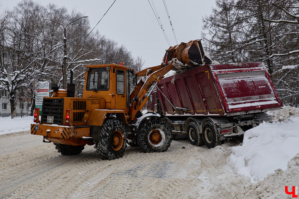 Прошедший январь стал для Владимира самым снежным за последние 200 лет. Коммунальные службы регулярно очищают улицы от обрушившихся на землю твердых осадков, а затем вывозят из города тысячи кубов ледяной массы. Мы решили принять участие в процессе и узнать, кто и как чистит областной центр, а главное, куда из него исчезает снег.