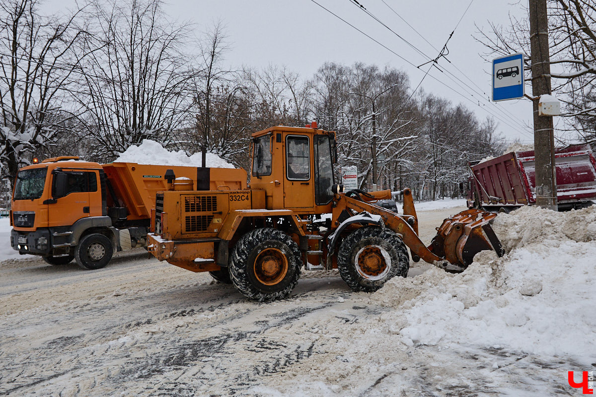 Прошедший январь стал для Владимира самым снежным за последние 200 лет. Коммунальные службы регулярно очищают улицы от обрушившихся на землю твердых осадков, а затем вывозят из города тысячи кубов ледяной массы. Мы решили принять участие в процессе и узнать, кто и как чистит областной центр, а главное, куда из него исчезает снег.
