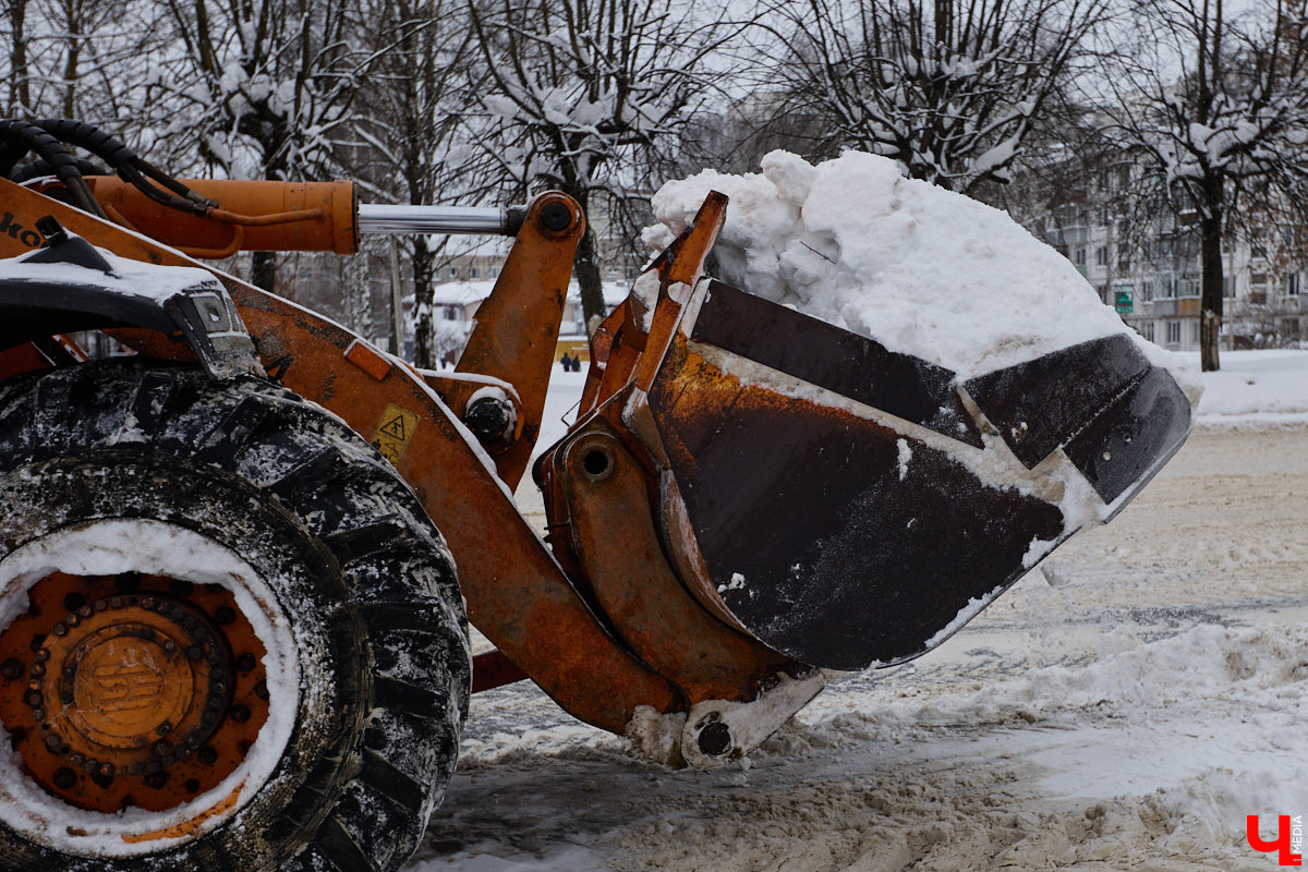 Прошедший январь стал для Владимира самым снежным за последние 200 лет. Коммунальные службы регулярно очищают улицы от обрушившихся на землю твердых осадков, а затем вывозят из города тысячи кубов ледяной массы. Мы решили принять участие в процессе и узнать, кто и как чистит областной центр, а главное, куда из него исчезает снег.
