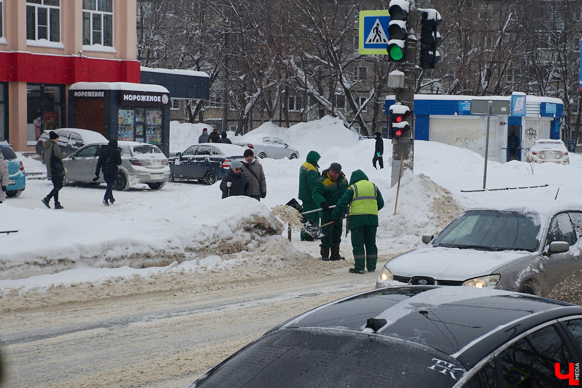 Прошедший январь стал для Владимира самым снежным за последние 200 лет. Коммунальные службы регулярно очищают улицы от обрушившихся на землю твердых осадков, а затем вывозят из города тысячи кубов ледяной массы. Мы решили принять участие в процессе и узнать, кто и как чистит областной центр, а главное, куда из него исчезает снег.