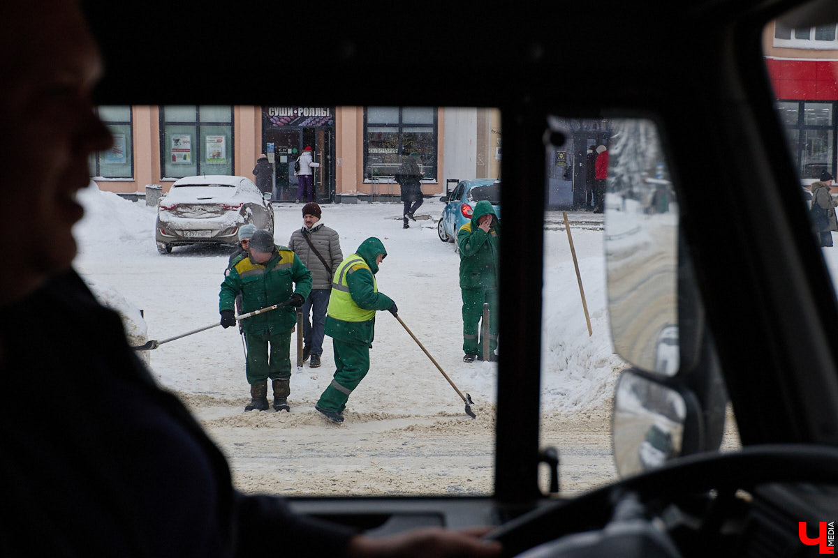 Прошедший январь стал для Владимира самым снежным за последние 200 лет. Коммунальные службы регулярно очищают улицы от обрушившихся на землю твердых осадков, а затем вывозят из города тысячи кубов ледяной массы. Мы решили принять участие в процессе и узнать, кто и как чистит областной центр, а главное, куда из него исчезает снег.