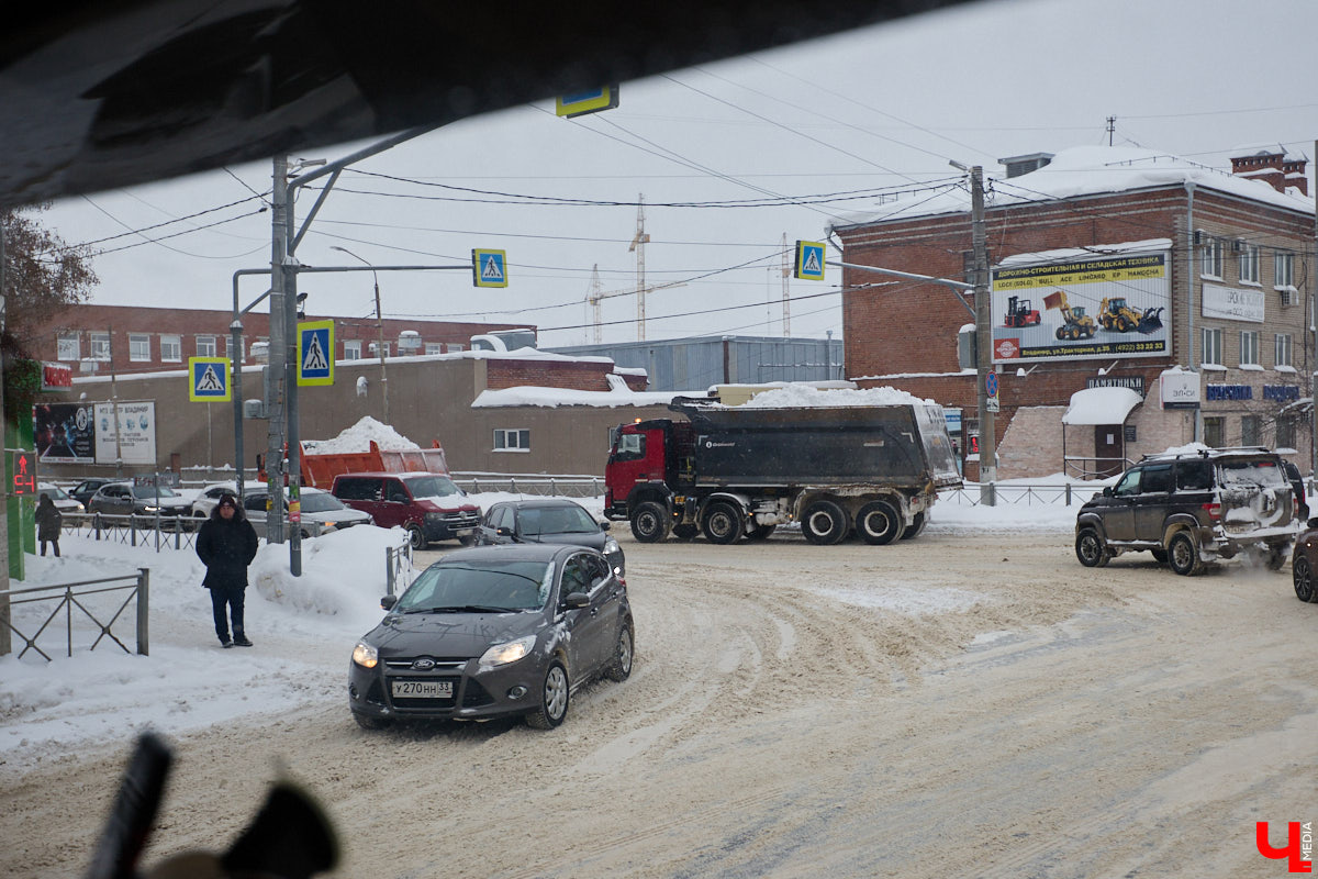 Прошедший январь стал для Владимира самым снежным за последние 200 лет. Коммунальные службы регулярно очищают улицы от обрушившихся на землю твердых осадков, а затем вывозят из города тысячи кубов ледяной массы. Мы решили принять участие в процессе и узнать, кто и как чистит областной центр, а главное, куда из него исчезает снег.