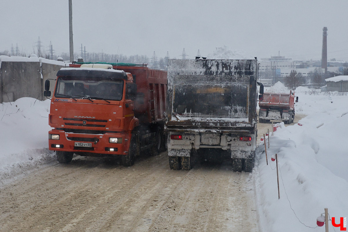 Прошедший январь стал для Владимира самым снежным за последние 200 лет. Коммунальные службы регулярно очищают улицы от обрушившихся на землю твердых осадков, а затем вывозят из города тысячи кубов ледяной массы. Мы решили принять участие в процессе и узнать, кто и как чистит областной центр, а главное, куда из него исчезает снег.