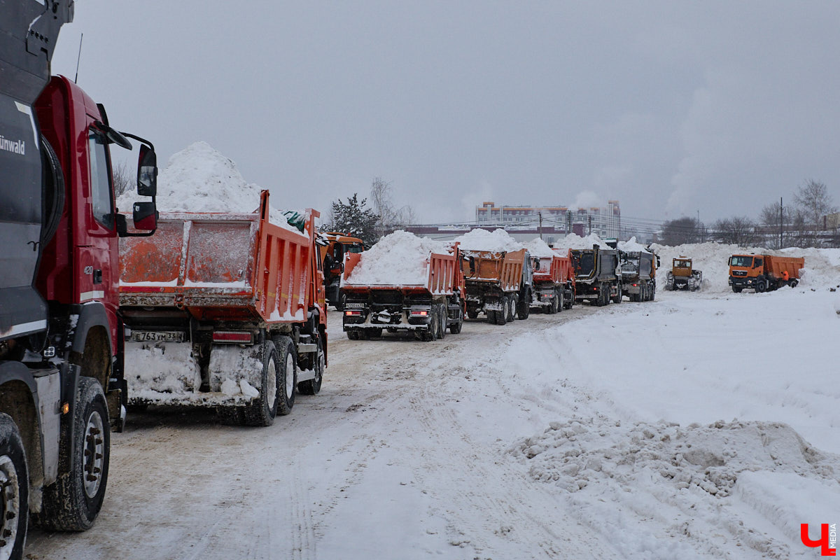Прошедший январь стал для Владимира самым снежным за последние 200 лет. Коммунальные службы регулярно очищают улицы от обрушившихся на землю твердых осадков, а затем вывозят из города тысячи кубов ледяной массы. Мы решили принять участие в процессе и узнать, кто и как чистит областной центр, а главное, куда из него исчезает снег.
