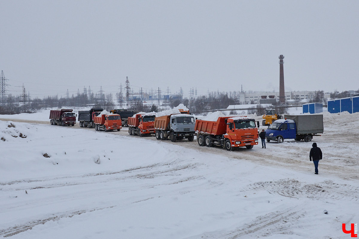 Прошедший январь стал для Владимира самым снежным за последние 200 лет. Коммунальные службы регулярно очищают улицы от обрушившихся на землю твердых осадков, а затем вывозят из города тысячи кубов ледяной массы. Мы решили принять участие в процессе и узнать, кто и как чистит областной центр, а главное, куда из него исчезает снег.
