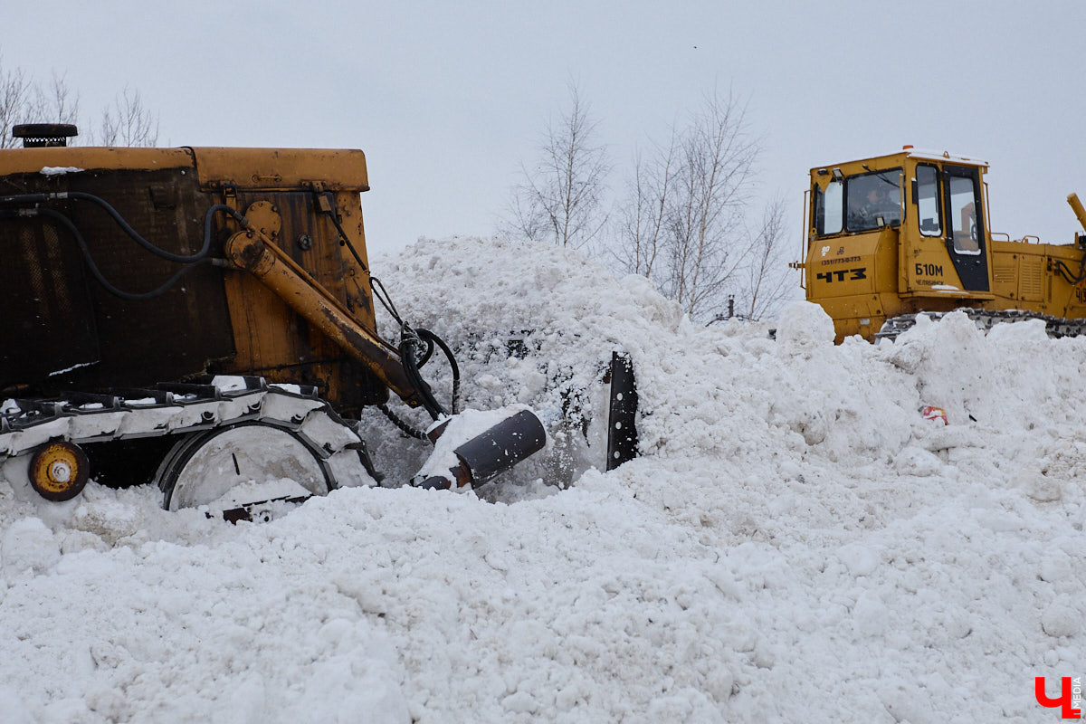 Прошедший январь стал для Владимира самым снежным за последние 200 лет. Коммунальные службы регулярно очищают улицы от обрушившихся на землю твердых осадков, а затем вывозят из города тысячи кубов ледяной массы. Мы решили принять участие в процессе и узнать, кто и как чистит областной центр, а главное, куда из него исчезает снег.