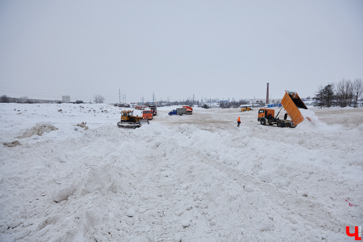 Прошедший январь стал для Владимира самым снежным за последние 200 лет. Коммунальные службы регулярно очищают улицы от обрушившихся на землю твердых осадков, а затем вывозят из города тысячи кубов ледяной массы. Мы решили принять участие в процессе и узнать, кто и как чистит областной центр, а главное, куда из него исчезает снег.