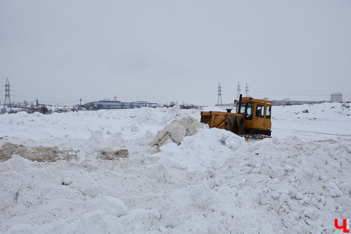 Прошедший январь стал для Владимира самым снежным за последние 200 лет. Коммунальные службы регулярно очищают улицы от обрушившихся на землю твердых осадков, а затем вывозят из города тысячи кубов ледяной массы. Мы решили принять участие в процессе и узнать, кто и как чистит областной центр, а главное, куда из него исчезает снег.