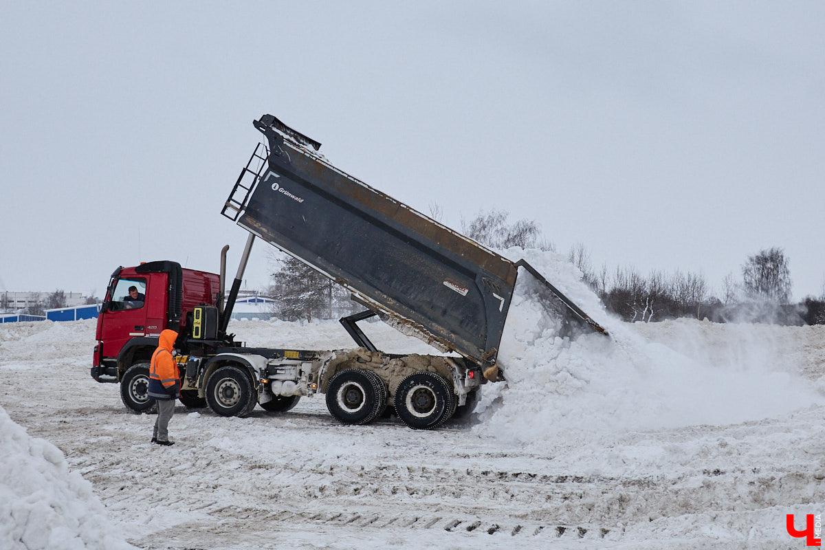 Прошедший январь стал для Владимира самым снежным за последние 200 лет. Коммунальные службы регулярно очищают улицы от обрушившихся на землю твердых осадков, а затем вывозят из города тысячи кубов ледяной массы. Мы решили принять участие в процессе и узнать, кто и как чистит областной центр, а главное, куда из него исчезает снег.
