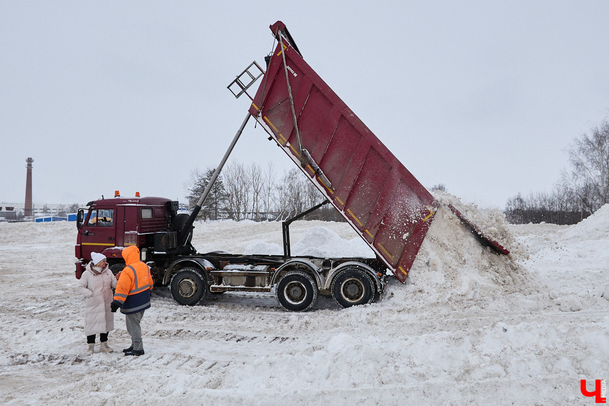 Прошедший январь стал для Владимира самым снежным за последние 200 лет. Коммунальные службы регулярно очищают улицы от обрушившихся на землю твердых осадков, а затем вывозят из города тысячи кубов ледяной массы. Мы решили принять участие в процессе и узнать, кто и как чистит областной центр, а главное, куда из него исчезает снег.