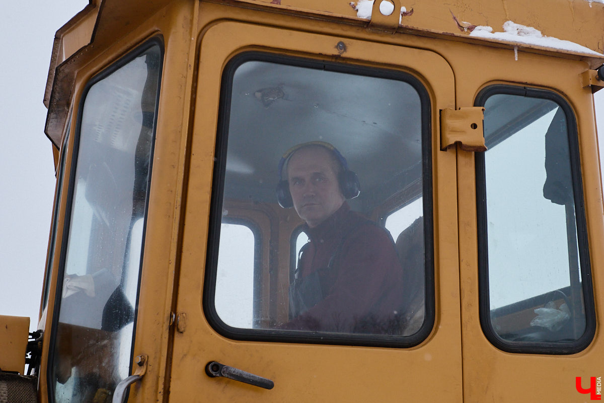 Прошедший январь стал для Владимира самым снежным за последние 200 лет. Коммунальные службы регулярно очищают улицы от обрушившихся на землю твердых осадков, а затем вывозят из города тысячи кубов ледяной массы. Мы решили принять участие в процессе и узнать, кто и как чистит областной центр, а главное, куда из него исчезает снег.