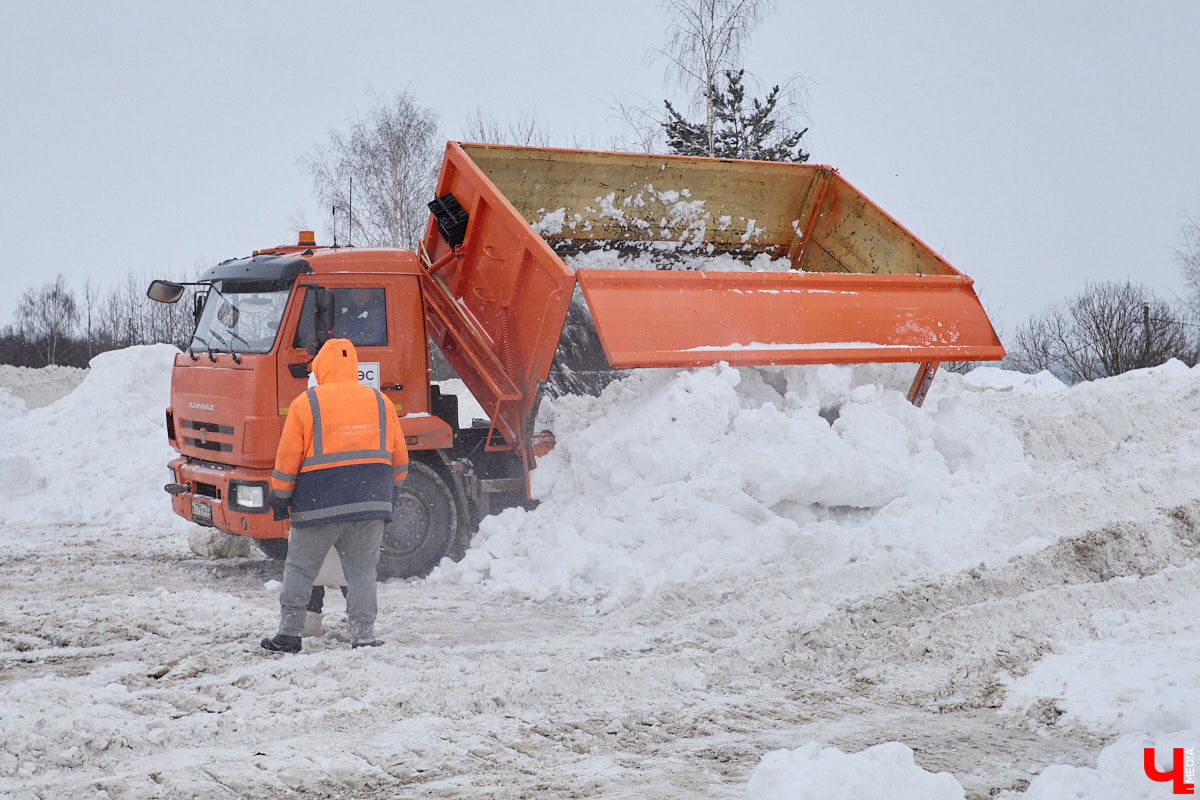 Прошедший январь стал для Владимира самым снежным за последние 200 лет. Коммунальные службы регулярно очищают улицы от обрушившихся на землю твердых осадков, а затем вывозят из города тысячи кубов ледяной массы. Мы решили принять участие в процессе и узнать, кто и как чистит областной центр, а главное, куда из него исчезает снег.