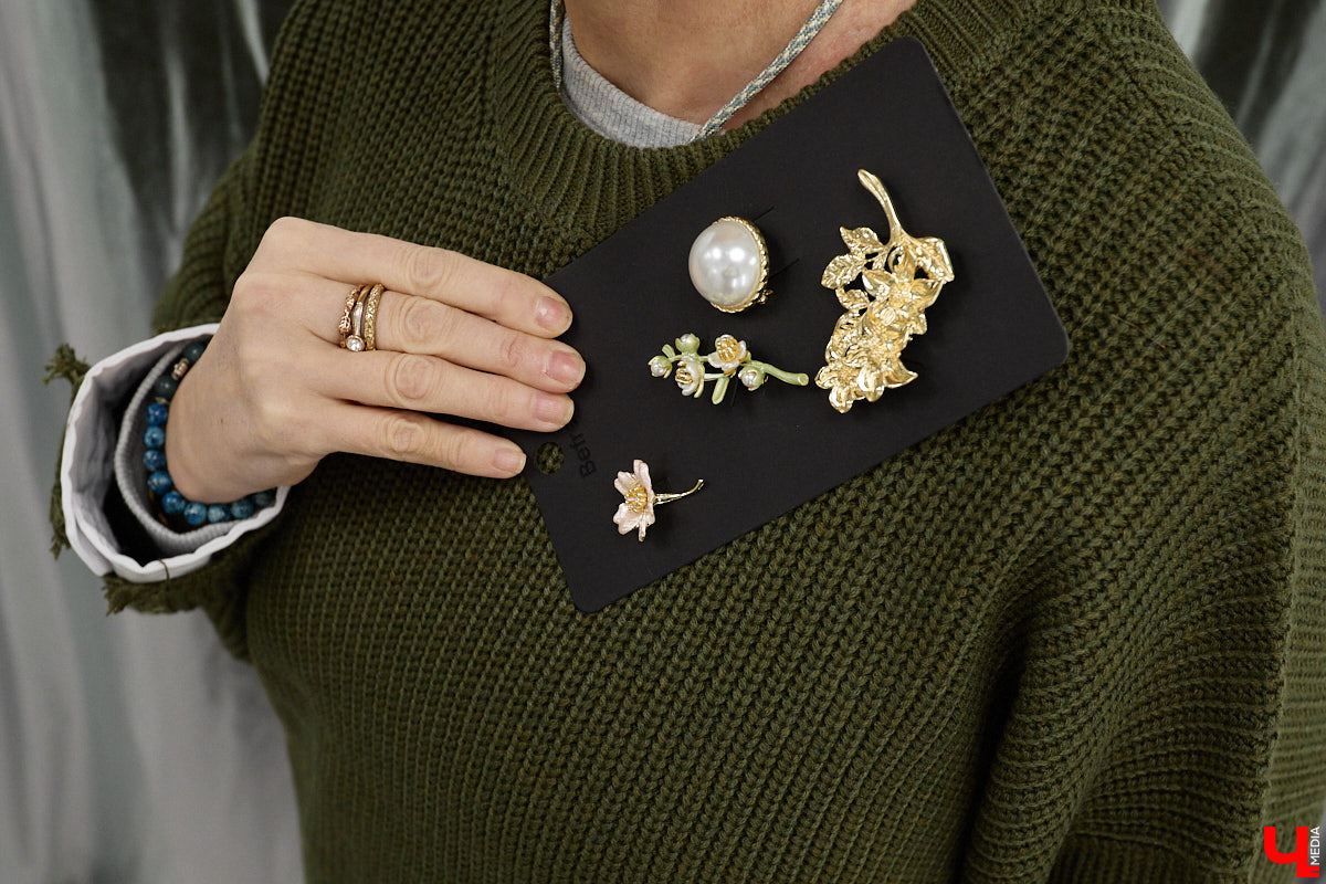 Теплый свитер имеет шанс стать изюминкой любого образа. Модницы и фешен-эксперты давно не считают данный предмет гардероба скучным и не боятся экспериментировать с ним. Владимирский стилист Анна Трубова точно знает, какой актуальный цвет и фасон выбрать в 2026 году, а также как по-новому применить вязаное изделие и чем его дополнить.