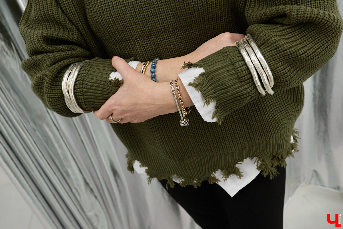 Теплый свитер имеет шанс стать изюминкой любого образа. Модницы и фешен-эксперты давно не считают данный предмет гардероба скучным и не боятся экспериментировать с ним. Владимирский стилист Анна Трубова точно знает, какой актуальный цвет и фасон выбрать в 2026 году, а также как по-новому применить вязаное изделие и чем его дополнить.