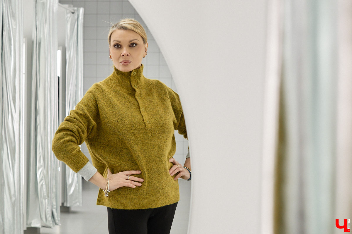 Теплый свитер имеет шанс стать изюминкой любого образа. Модницы и фешен-эксперты давно не считают данный предмет гардероба скучным и не боятся экспериментировать с ним. Владимирский стилист Анна Трубова точно знает, какой актуальный цвет и фасон выбрать в 2026 году, а также как по-новому применить вязаное изделие и чем его дополнить.