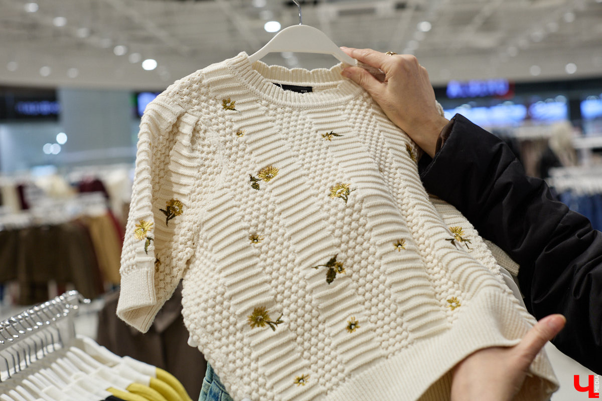 Теплый свитер имеет шанс стать изюминкой любого образа. Модницы и фешен-эксперты давно не считают данный предмет гардероба скучным и не боятся экспериментировать с ним. Владимирский стилист Анна Трубова точно знает, какой актуальный цвет и фасон выбрать в 2026 году, а также как по-новому применить вязаное изделие и чем его дополнить.