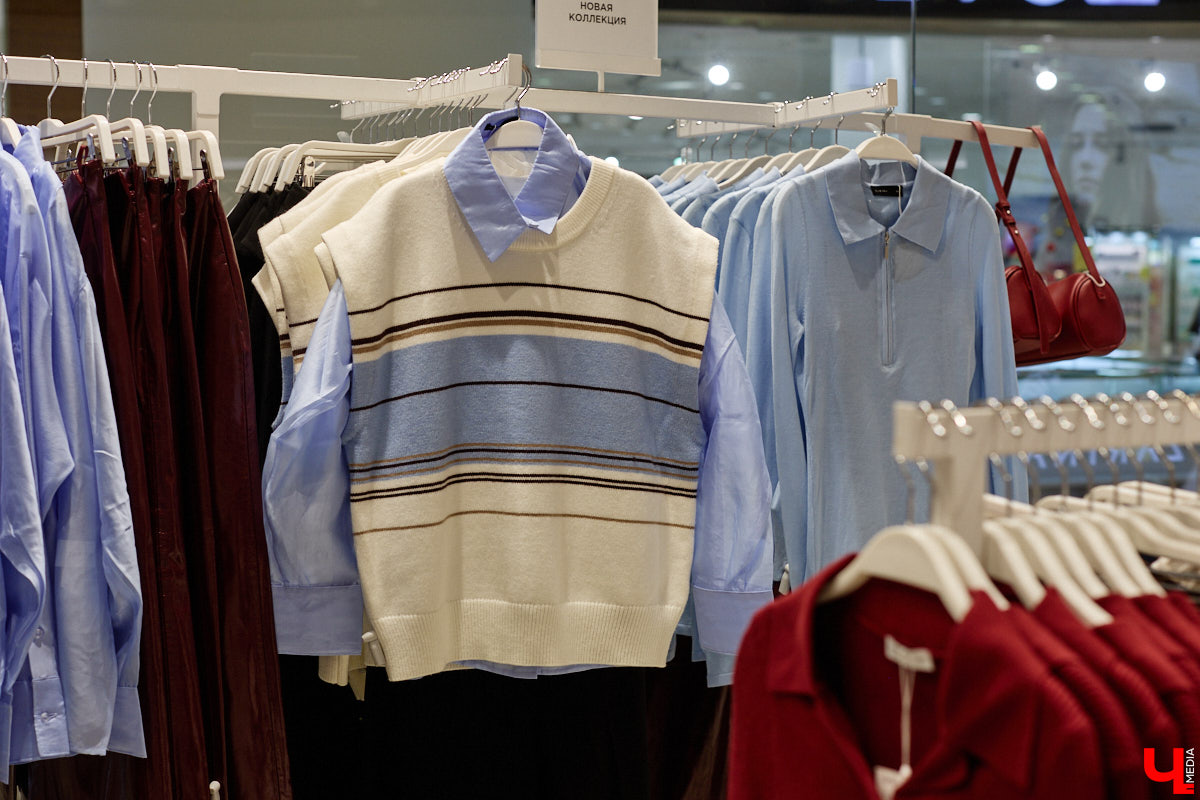 Теплый свитер имеет шанс стать изюминкой любого образа. Модницы и фешен-эксперты давно не считают данный предмет гардероба скучным и не боятся экспериментировать с ним. Владимирский стилист Анна Трубова точно знает, какой актуальный цвет и фасон выбрать в 2026 году, а также как по-новому применить вязаное изделие и чем его дополнить.