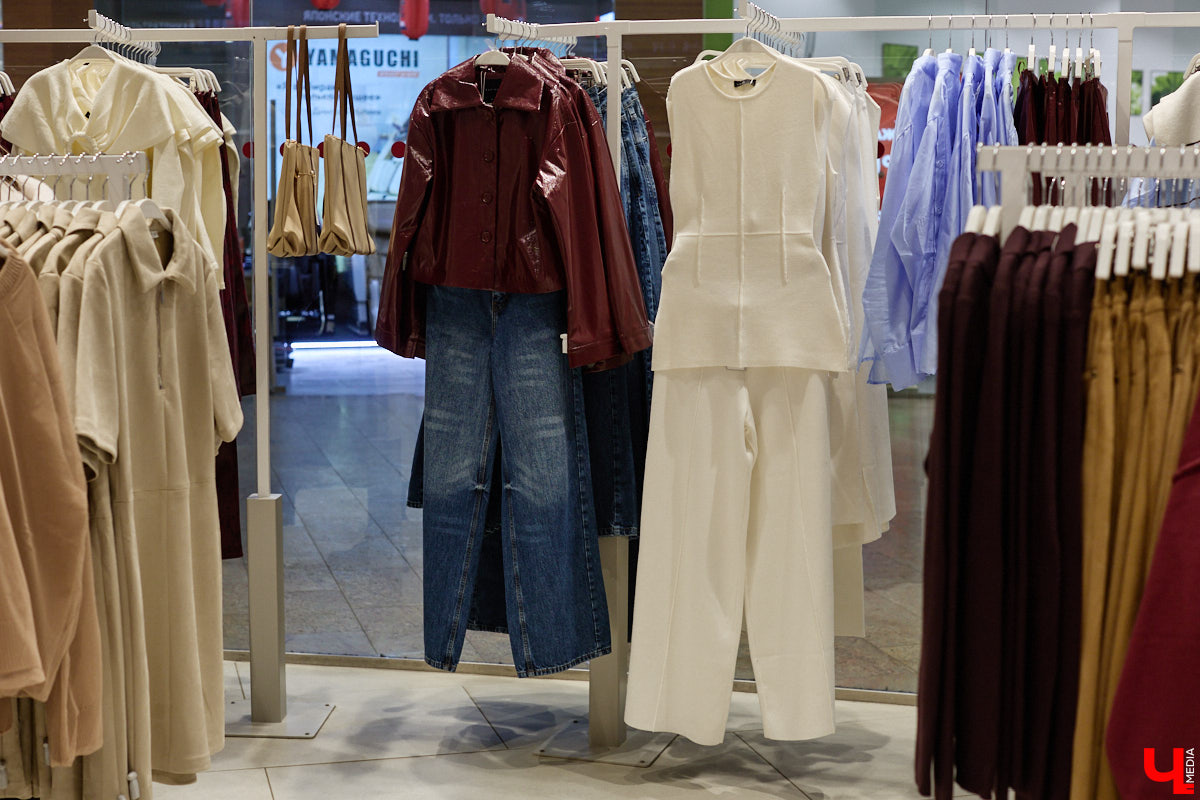 Теплый свитер имеет шанс стать изюминкой любого образа. Модницы и фешен-эксперты давно не считают данный предмет гардероба скучным и не боятся экспериментировать с ним. Владимирский стилист Анна Трубова точно знает, какой актуальный цвет и фасон выбрать в 2026 году, а также как по-новому применить вязаное изделие и чем его дополнить.