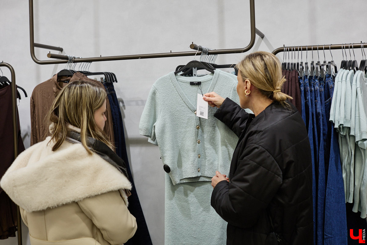 Теплый свитер имеет шанс стать изюминкой любого образа. Модницы и фешен-эксперты давно не считают данный предмет гардероба скучным и не боятся экспериментировать с ним. Владимирский стилист Анна Трубова точно знает, какой актуальный цвет и фасон выбрать в 2026 году, а также как по-новому применить вязаное изделие и чем его дополнить.