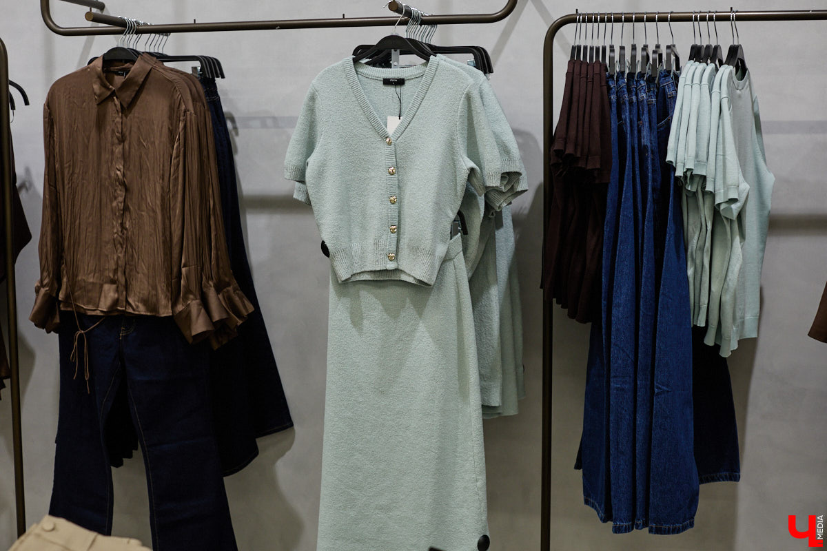 Теплый свитер имеет шанс стать изюминкой любого образа. Модницы и фешен-эксперты давно не считают данный предмет гардероба скучным и не боятся экспериментировать с ним. Владимирский стилист Анна Трубова точно знает, какой актуальный цвет и фасон выбрать в 2026 году, а также как по-новому применить вязаное изделие и чем его дополнить.