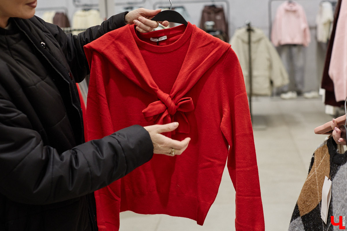 Теплый свитер имеет шанс стать изюминкой любого образа. Модницы и фешен-эксперты давно не считают данный предмет гардероба скучным и не боятся экспериментировать с ним. Владимирский стилист Анна Трубова точно знает, какой актуальный цвет и фасон выбрать в 2026 году, а также как по-новому применить вязаное изделие и чем его дополнить.