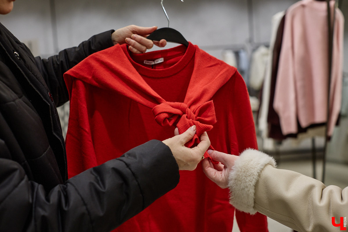 Теплый свитер имеет шанс стать изюминкой любого образа. Модницы и фешен-эксперты давно не считают данный предмет гардероба скучным и не боятся экспериментировать с ним. Владимирский стилист Анна Трубова точно знает, какой актуальный цвет и фасон выбрать в 2026 году, а также как по-новому применить вязаное изделие и чем его дополнить.