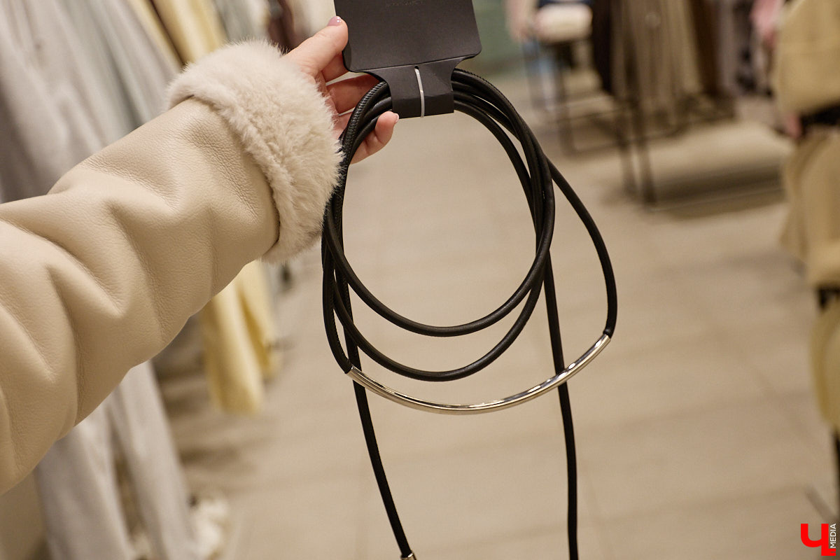 Теплый свитер имеет шанс стать изюминкой любого образа. Модницы и фешен-эксперты давно не считают данный предмет гардероба скучным и не боятся экспериментировать с ним. Владимирский стилист Анна Трубова точно знает, какой актуальный цвет и фасон выбрать в 2026 году, а также как по-новому применить вязаное изделие и чем его дополнить.