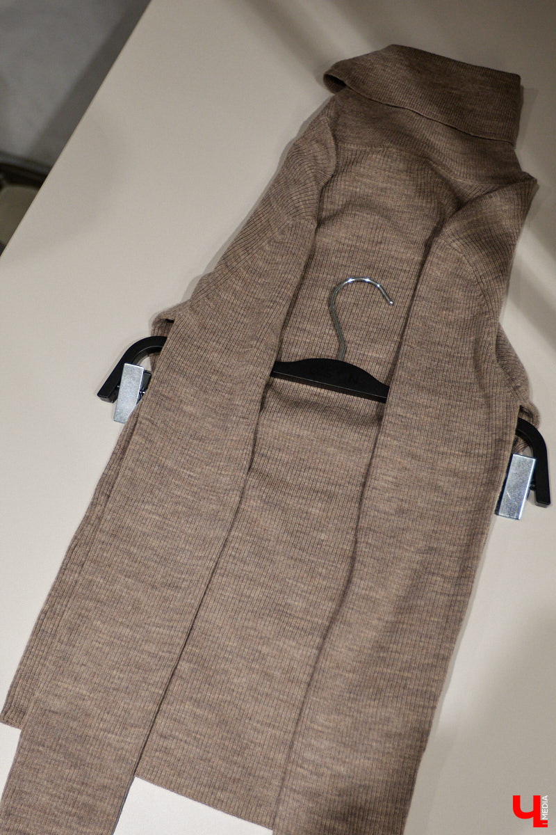 Теплый свитер имеет шанс стать изюминкой любого образа. Модницы и фешен-эксперты давно не считают данный предмет гардероба скучным и не боятся экспериментировать с ним. Владимирский стилист Анна Трубова точно знает, какой актуальный цвет и фасон выбрать в 2026 году, а также как по-новому применить вязаное изделие и чем его дополнить.